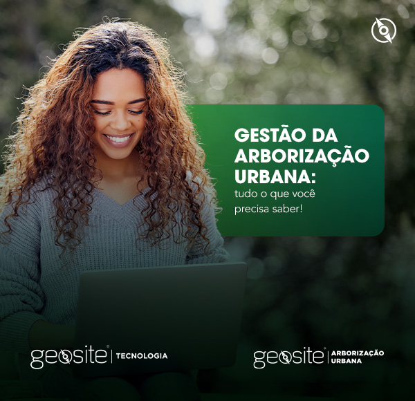 Gestão de arborização urbana: mulher mexendo em seu notebook pessoal no parque.