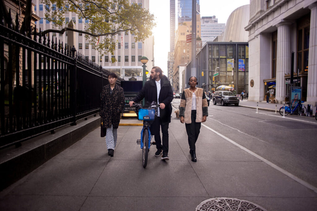 Gestão urbana: pessoas andando nas calçadas com bicicletas.